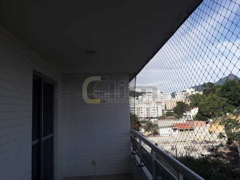 3-bedroom apartment in a building with a pool — photo 18