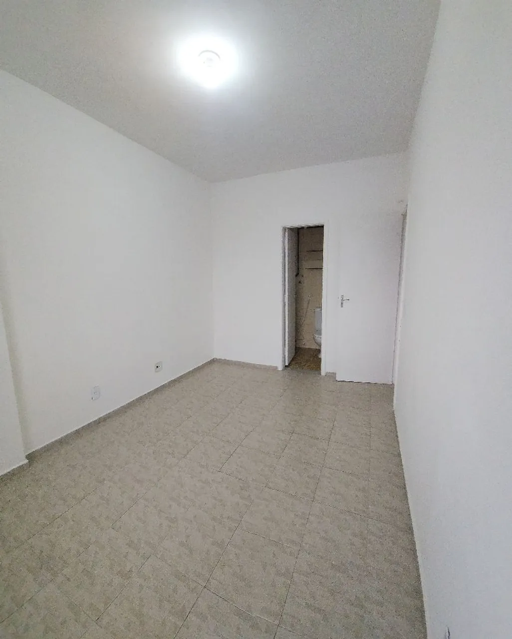 2-bedroom apartment in a building with a gym — photo 11