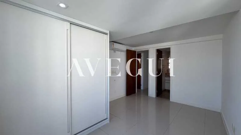 197 m² apartment with 4 bedrooms and a glass balcony — photo 8