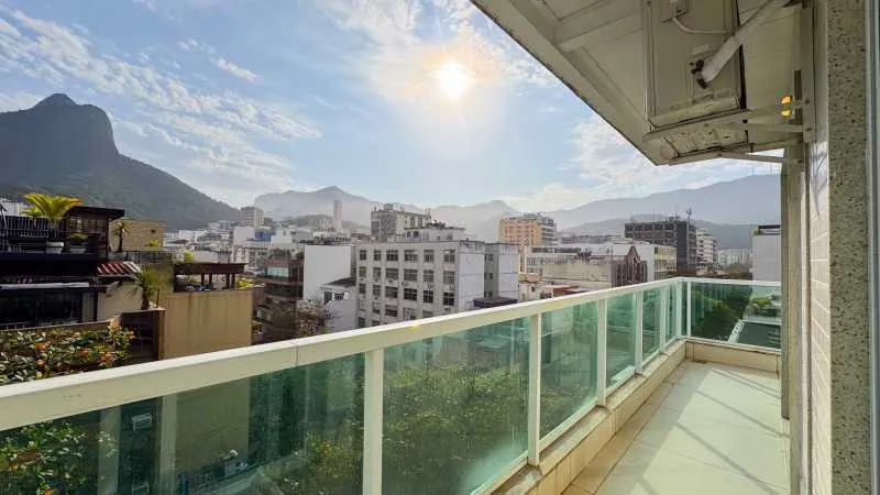 3-bedroom apartment in a building with a pool — photo 28