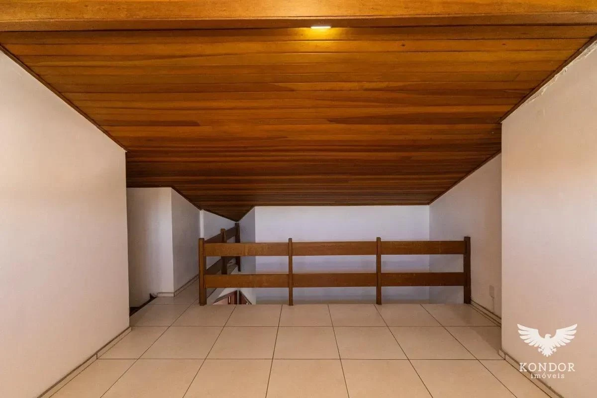 Walk-in closet in a 3-bedroom house, 184 m² — photo 39