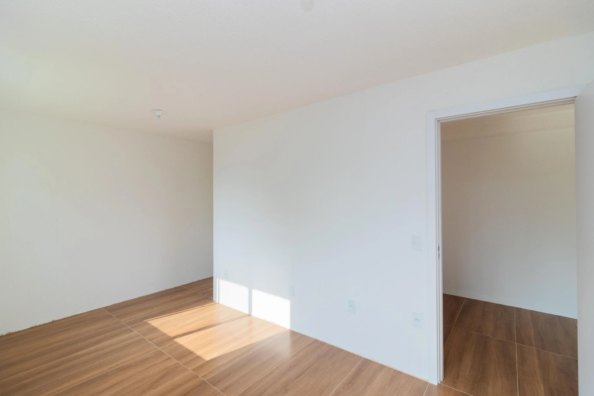One-bedroom apartment in a building with a gym — photo 8