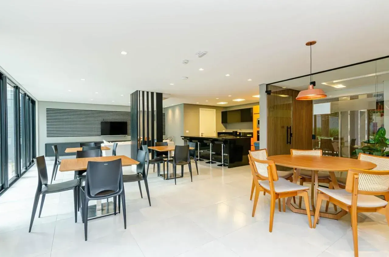 Furnished 1-bedroom apartment with open-plan kitchen — photo 7