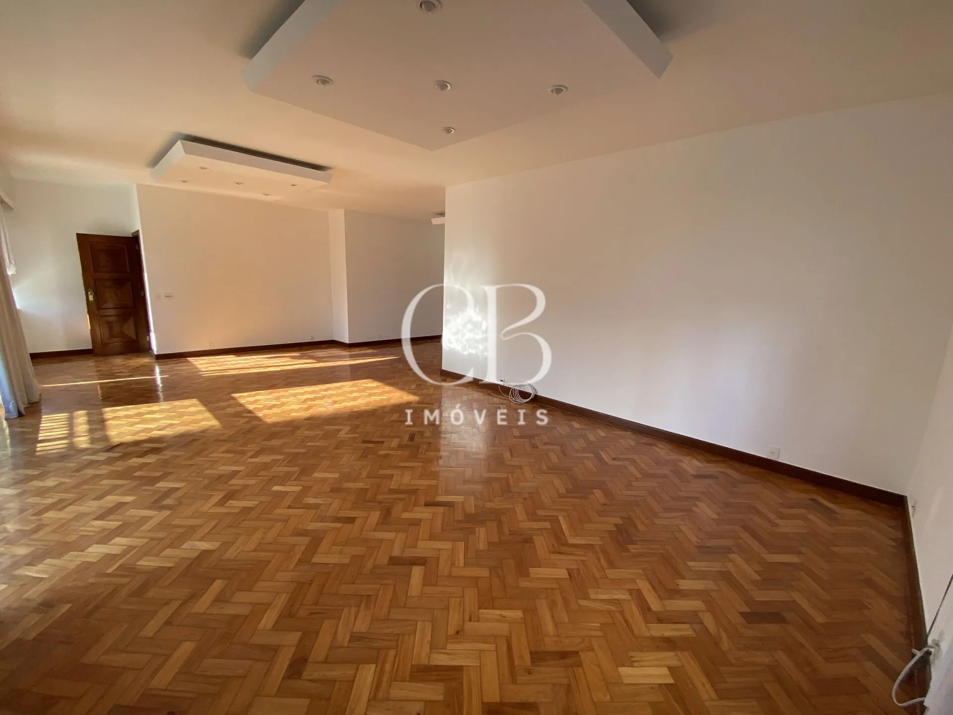 Apartment with 4 bedrooms and a glass-enclosed balcony — photo 55