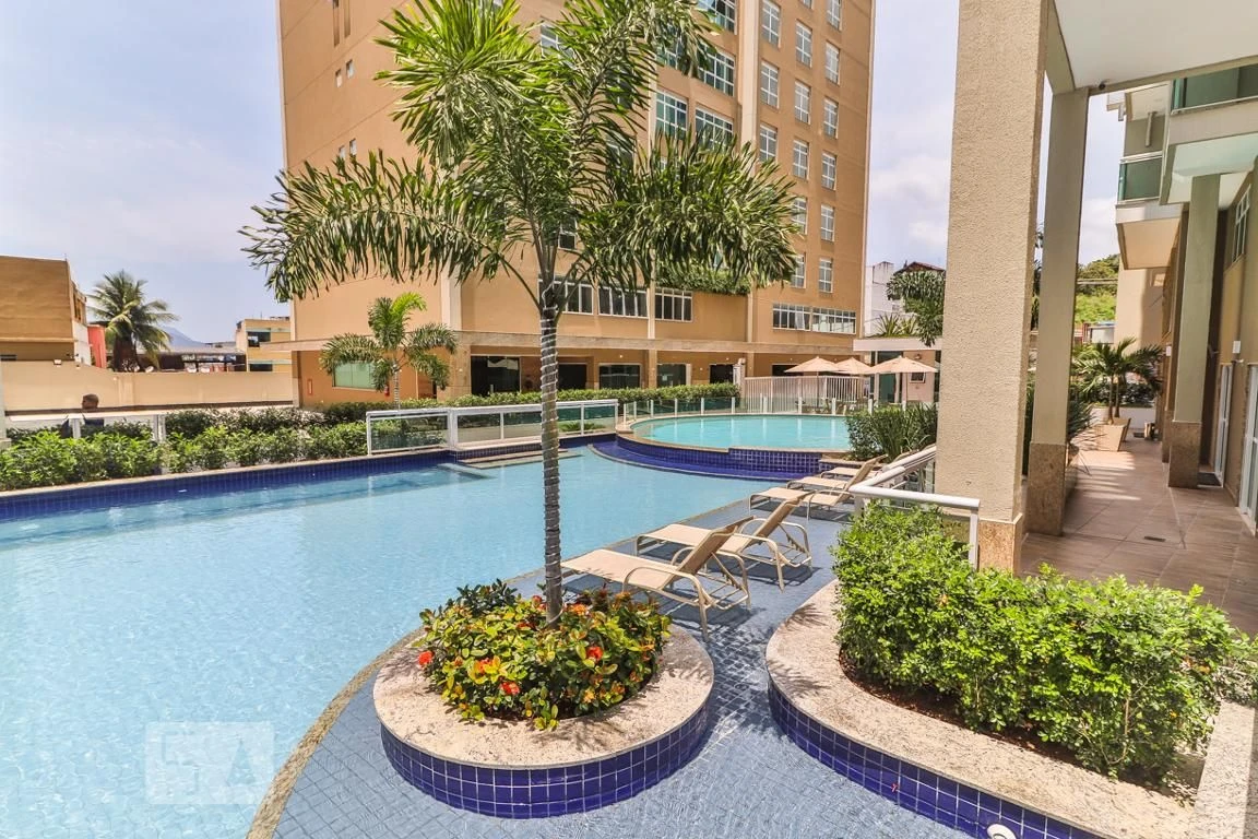 Furnished 1-bedroom apartment with a glassed balcony — photo 31