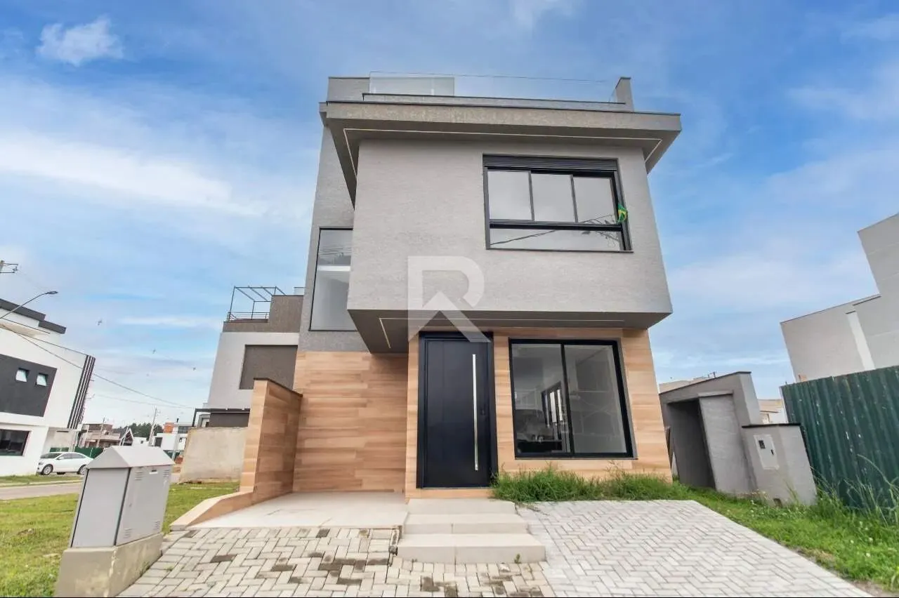 Two-level house with 3 en-suite bedrooms and 2 spots