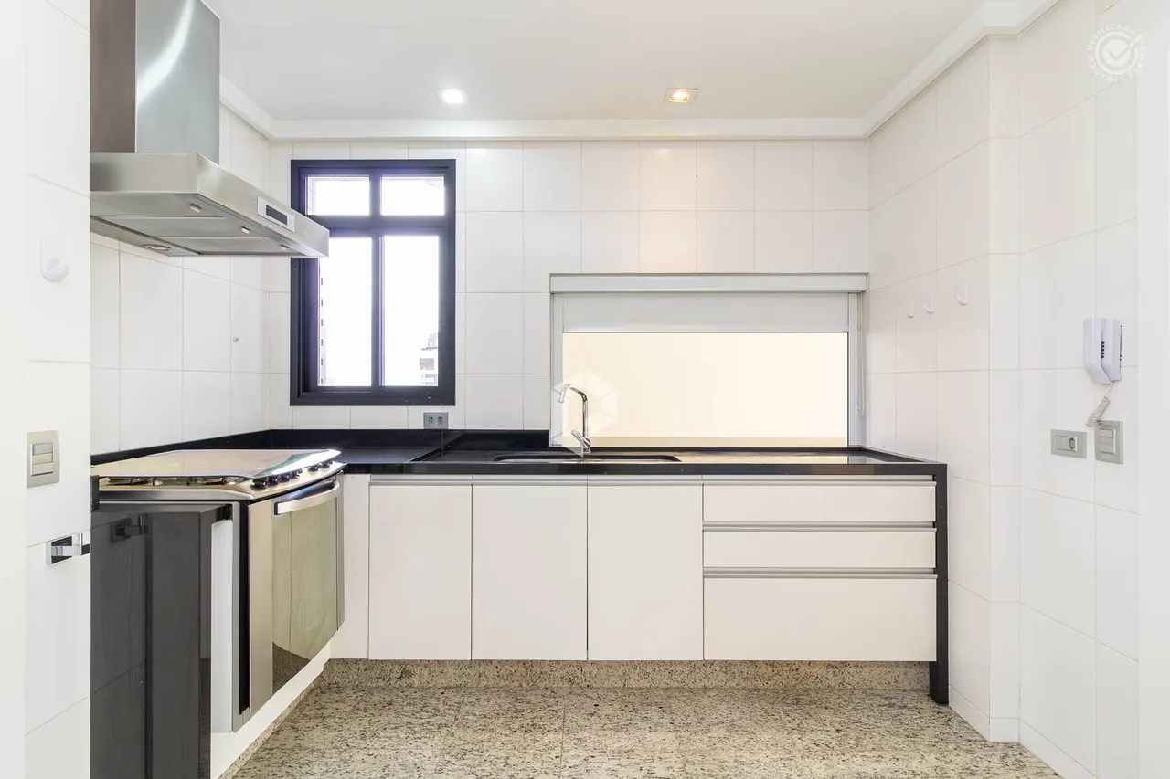 Apartment with 3 bedrooms, 5 bathrooms and a balcony