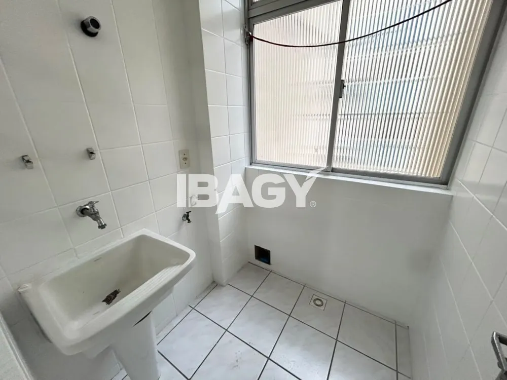 2-bedroom apartment with a gas stove kitchen — photo 4