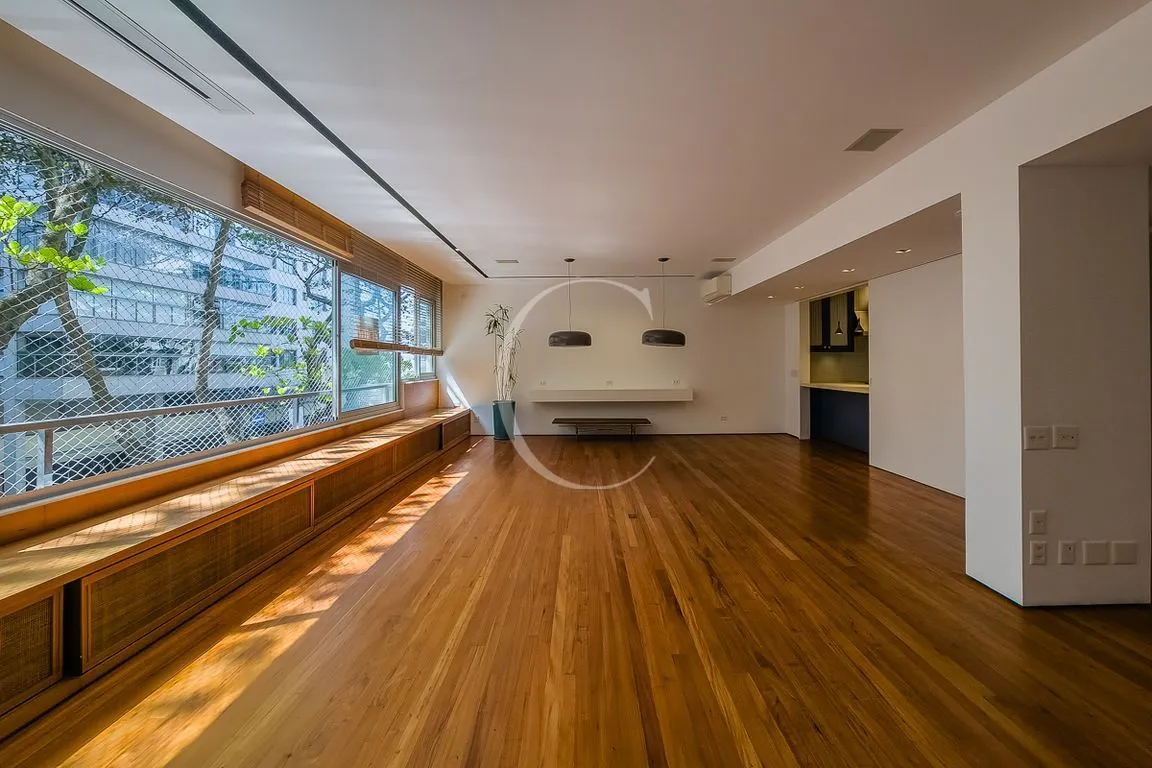 Furnished 239 m² apartment with 3 en-suite suites