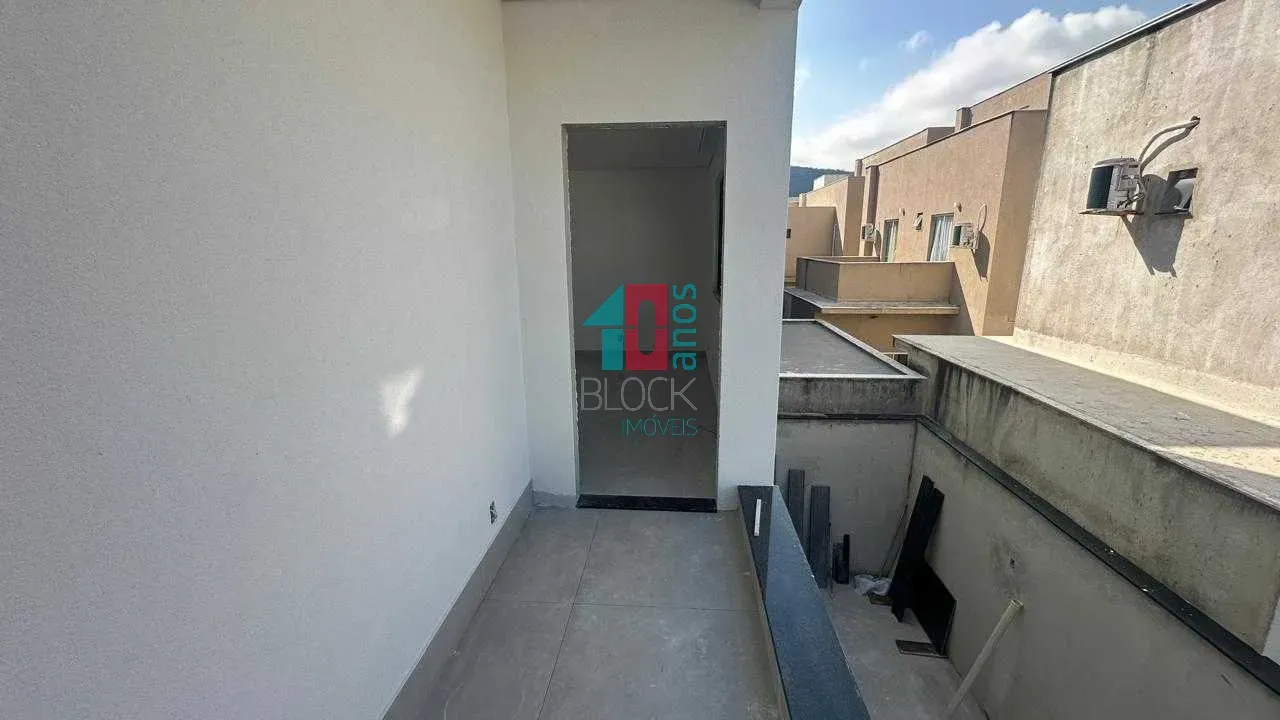 Casa com 5 suítes, 8 banheiros e 3 vagas para reformar — photo 33