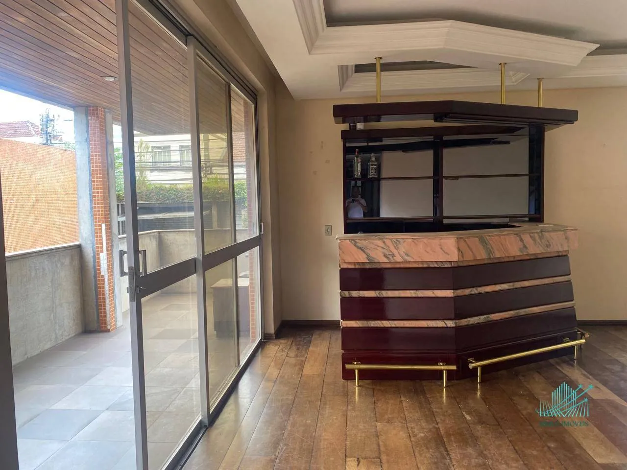 4-bedroom apartment with enclosed glass balcony — photo 11