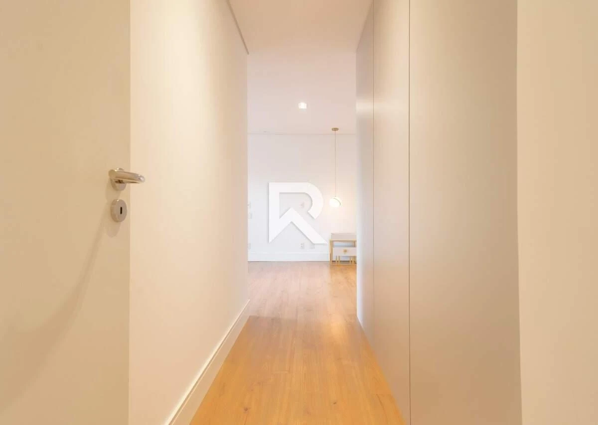 255 m² apartment with a bathtub and a walk-in closet — photo 32