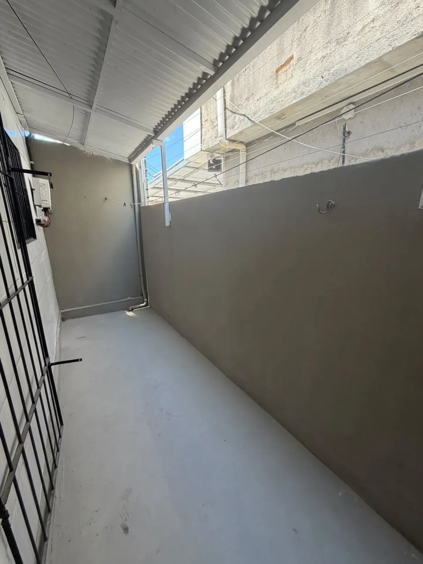 Rental house with 2 bedrooms and a glass shower enclosure — photo 13