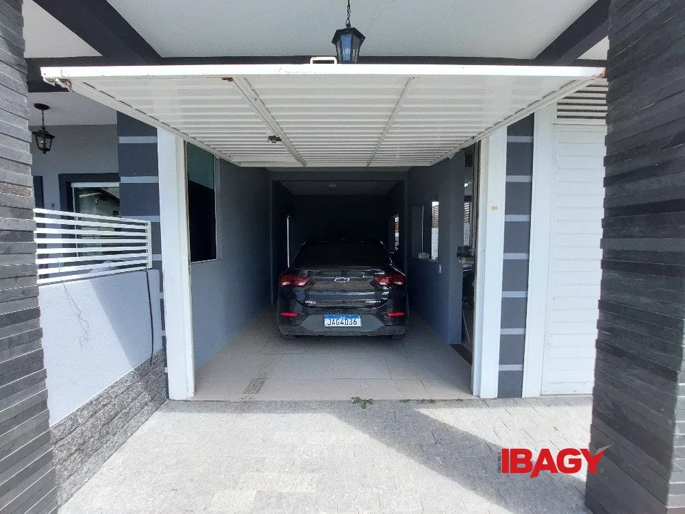 Casa com 3 dormitórios e cozinha integrada