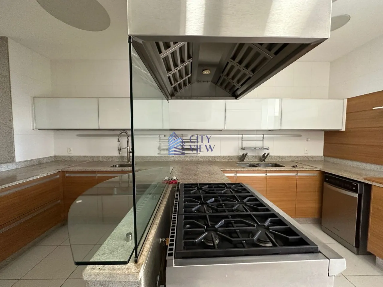 Furnished apartment with 4 bedrooms and 400 m² — photo 17
