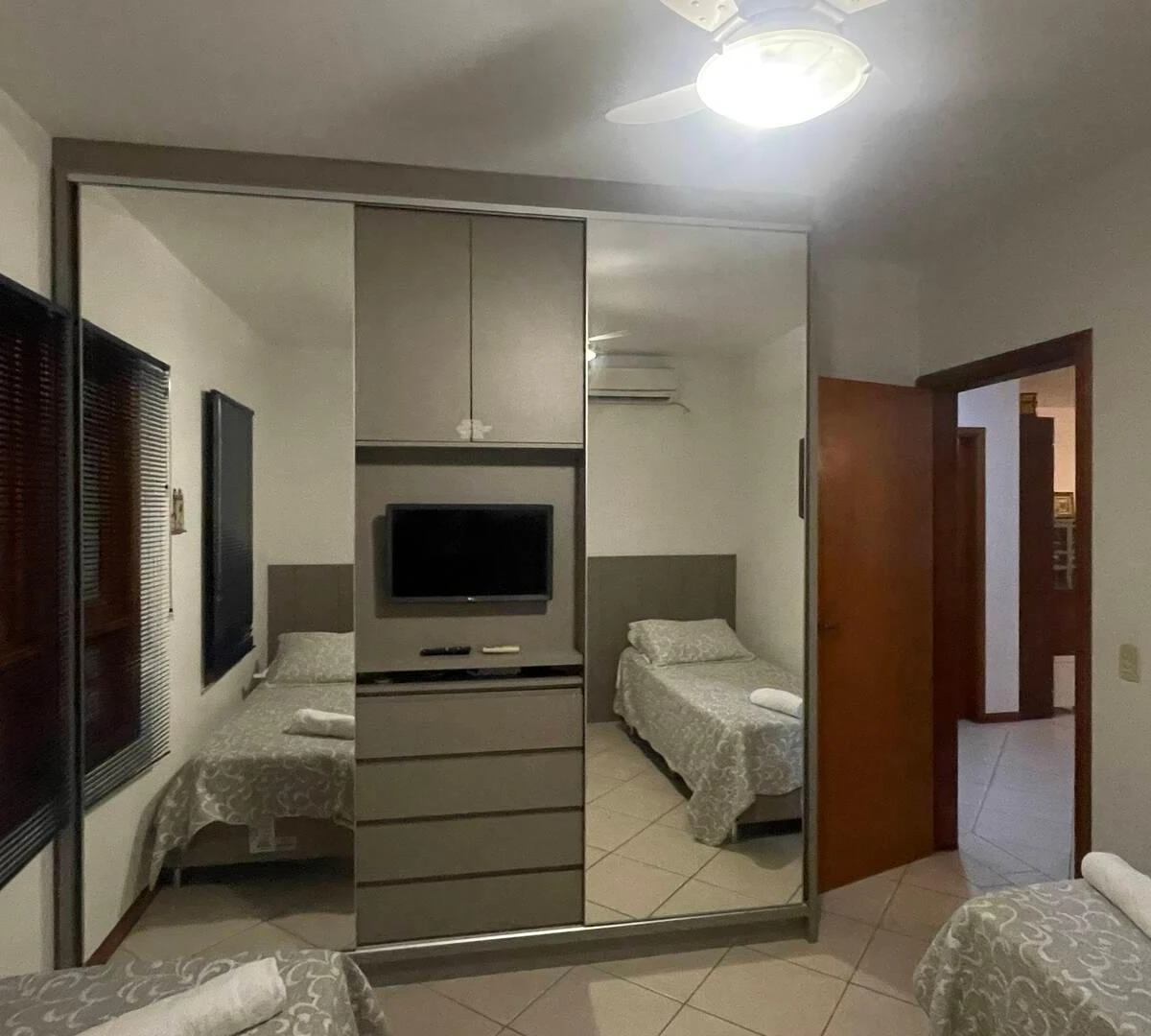 232 m² house with a walk-in closet and a bathtub