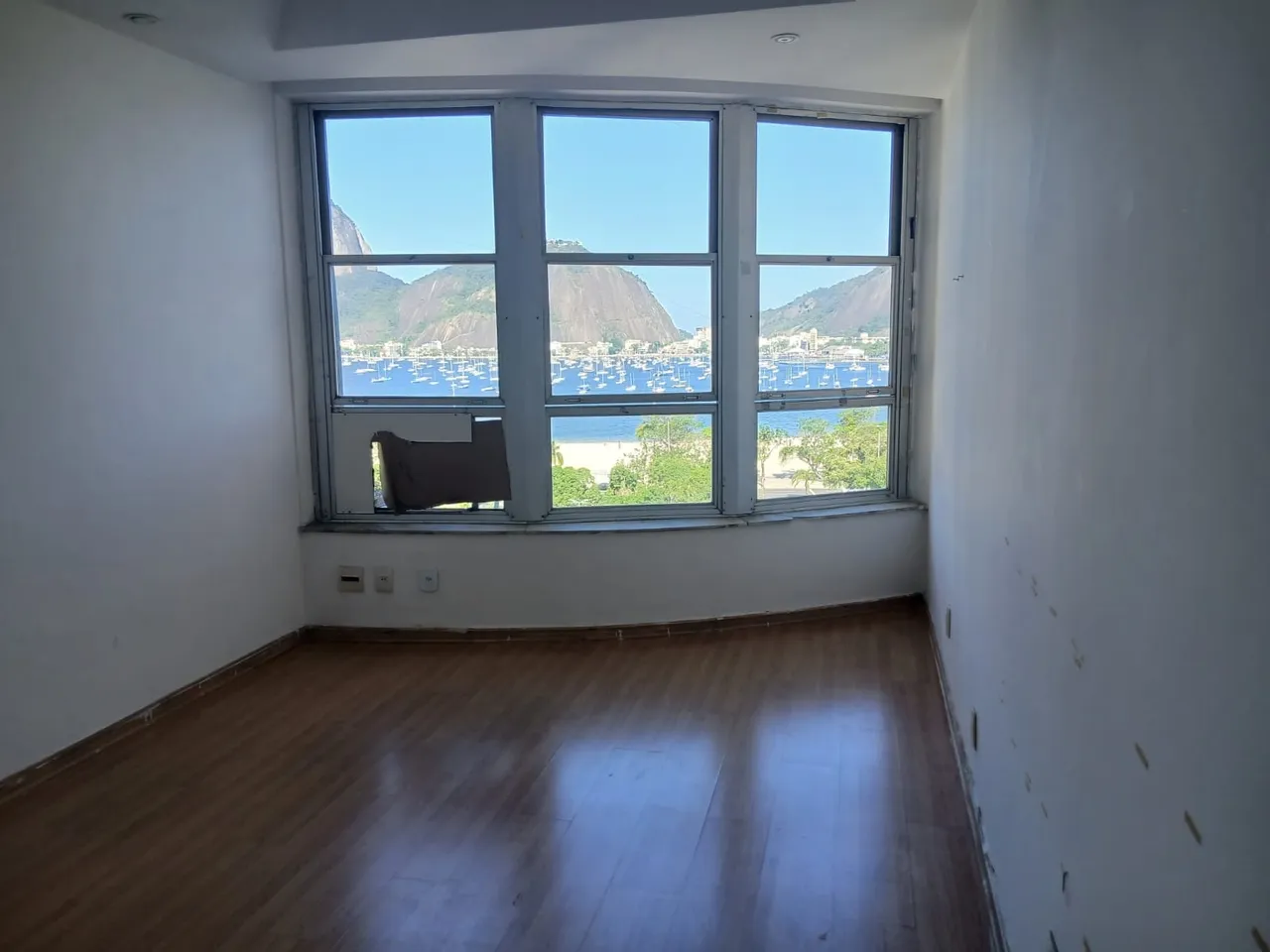 Furnished 4-bedroom apartment with a gas stove kitchen — photo 17