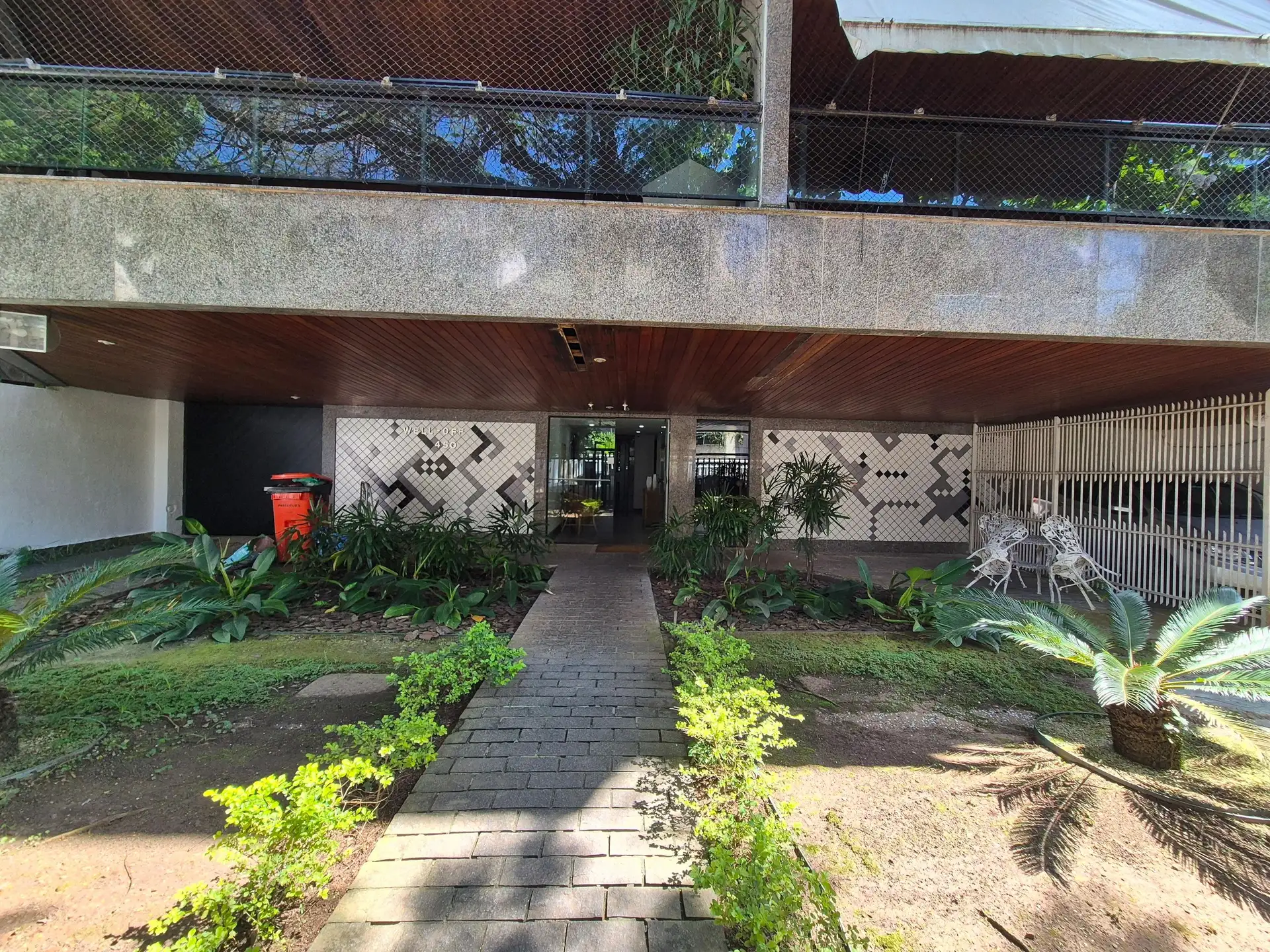 Glass-enclosed balcony in a 2-bedroom apartment, 84 m² — photo 12
