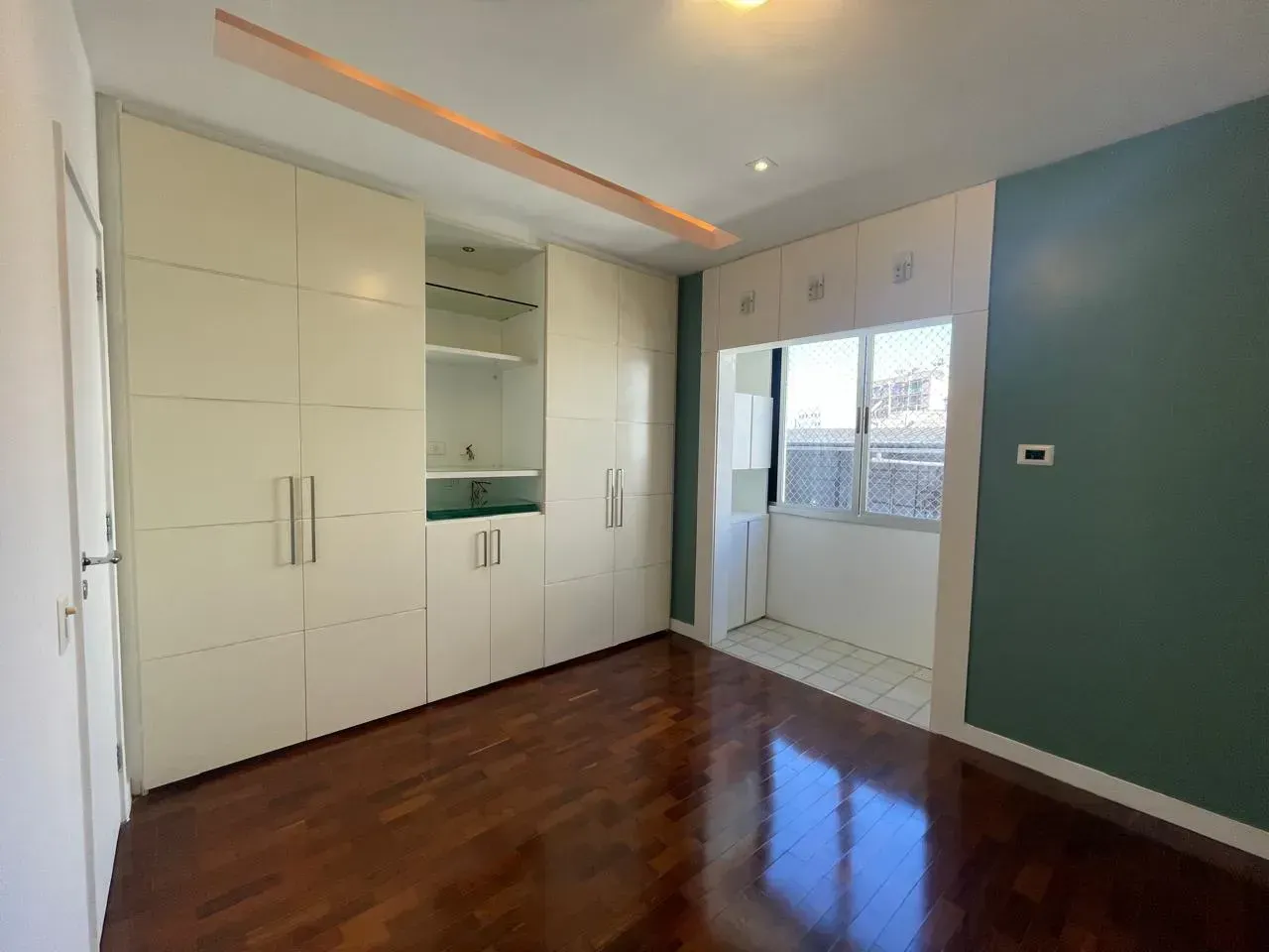 195 m² apartment with 3 bedrooms and glassed balcony — photo 3
