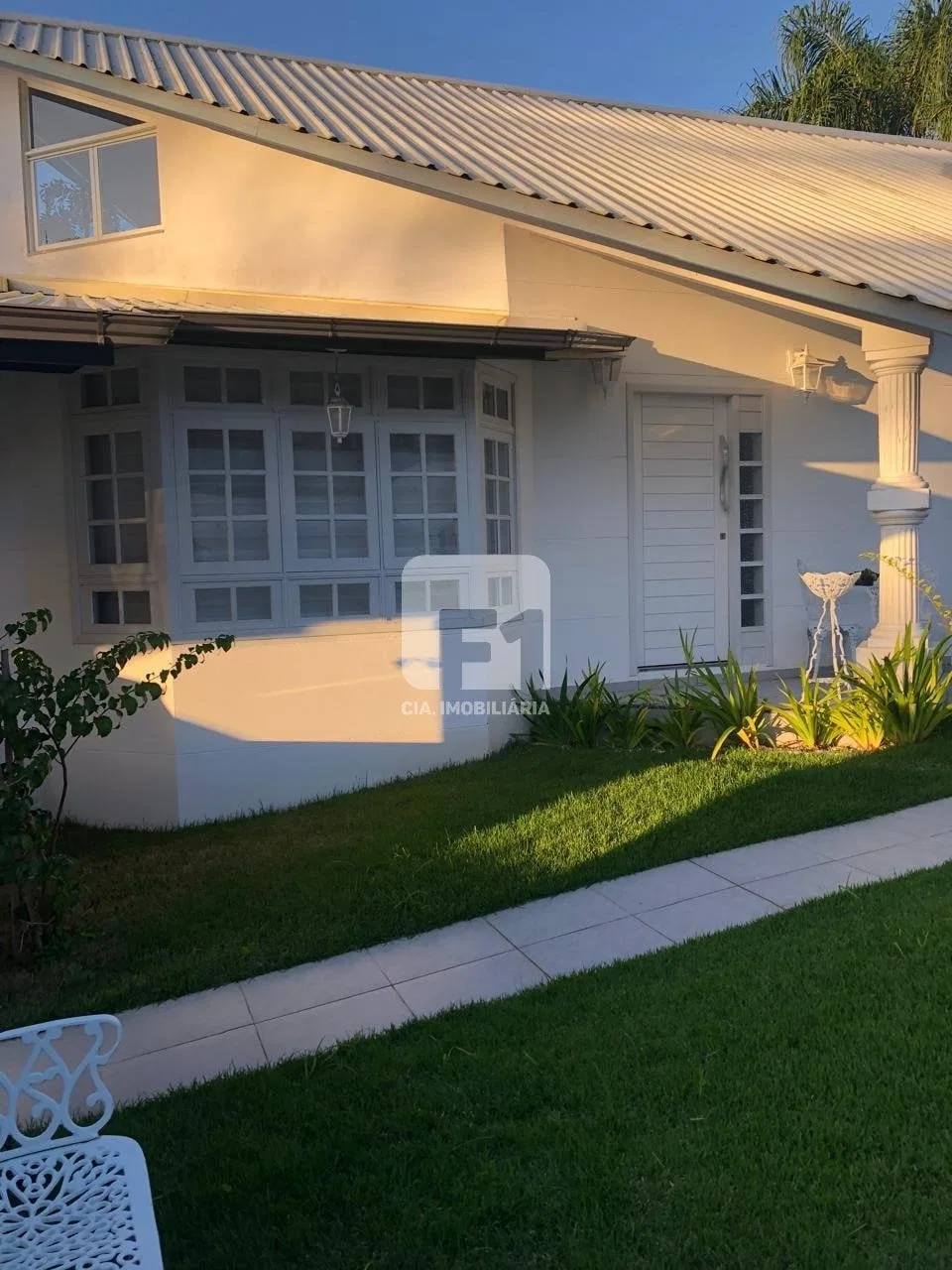 3-suite furnished house with 300 m² and parking — photo 2