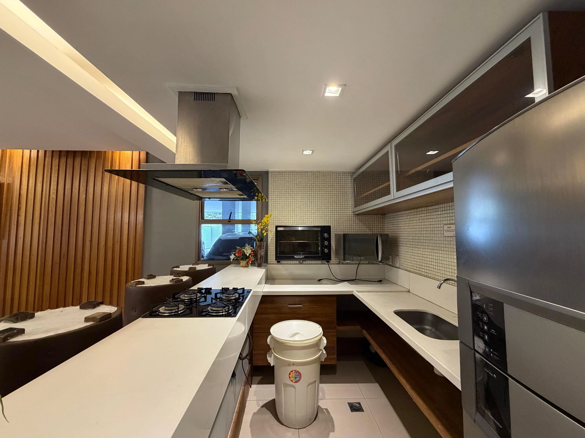 Furnished apartment, 112 m², with a glass-enclosed balcony — photo 35