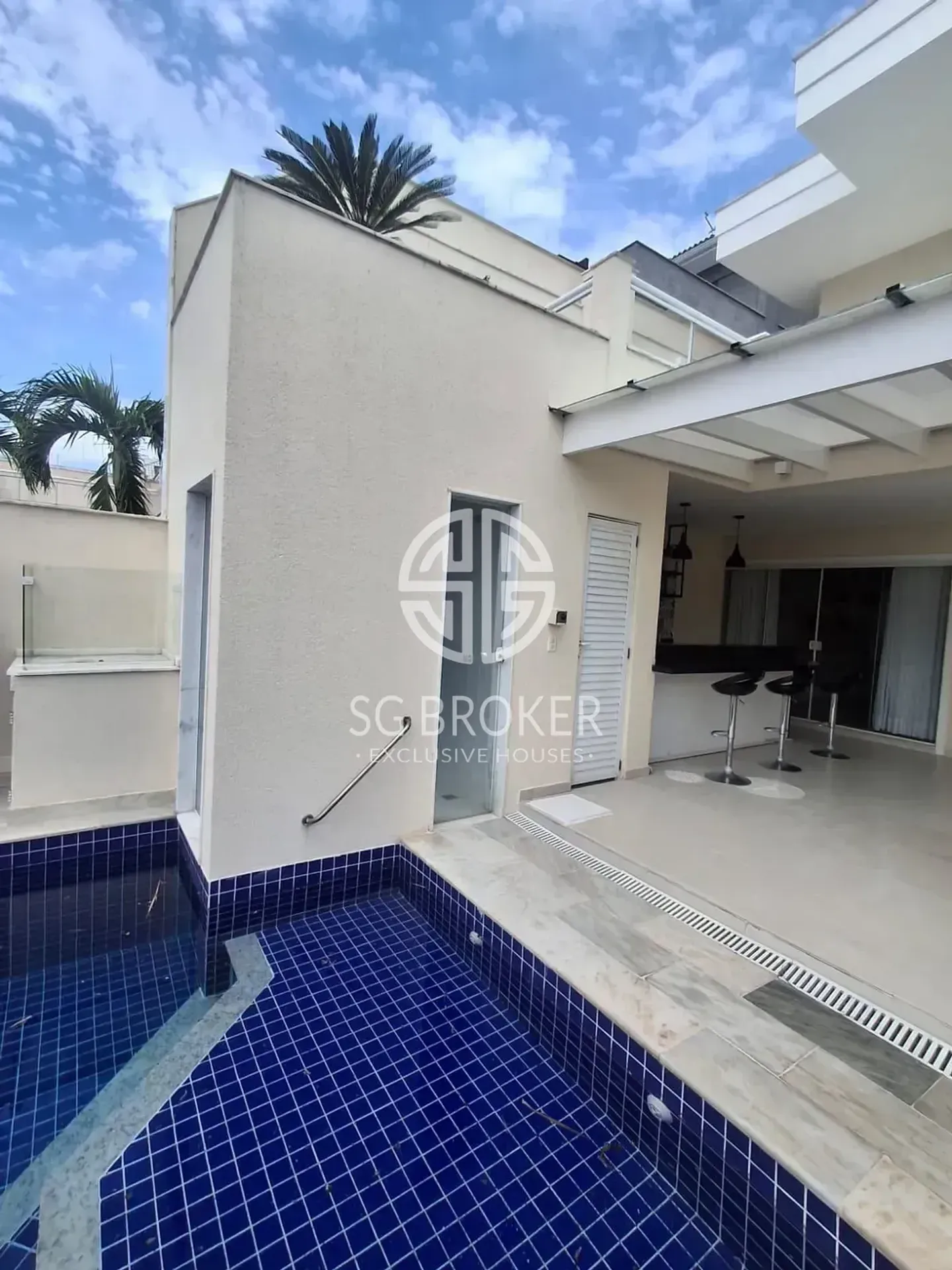 Casa com 5 suítes e 5 banheiros, 330 m² — photo 8