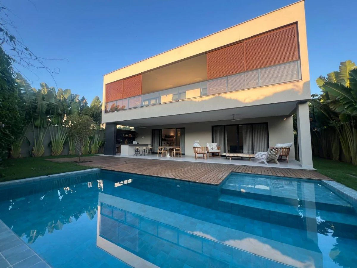 House with 4 en-suite bedrooms and 430 m² with 3 spots — photo 11