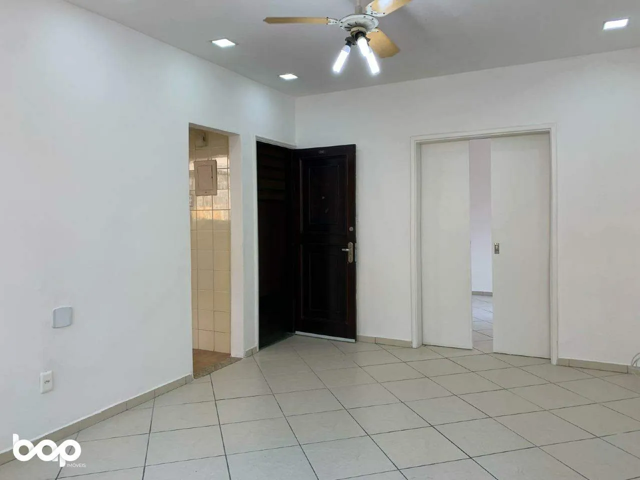 3-bedroom apartment with separate kitchen and stove — photo 8