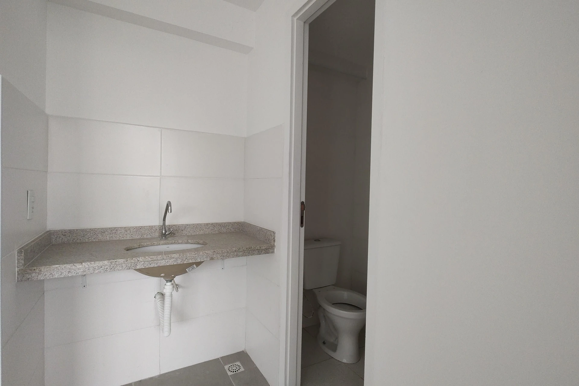1-bedroom apartment with an open-plan kitchen and parking — photo 18
