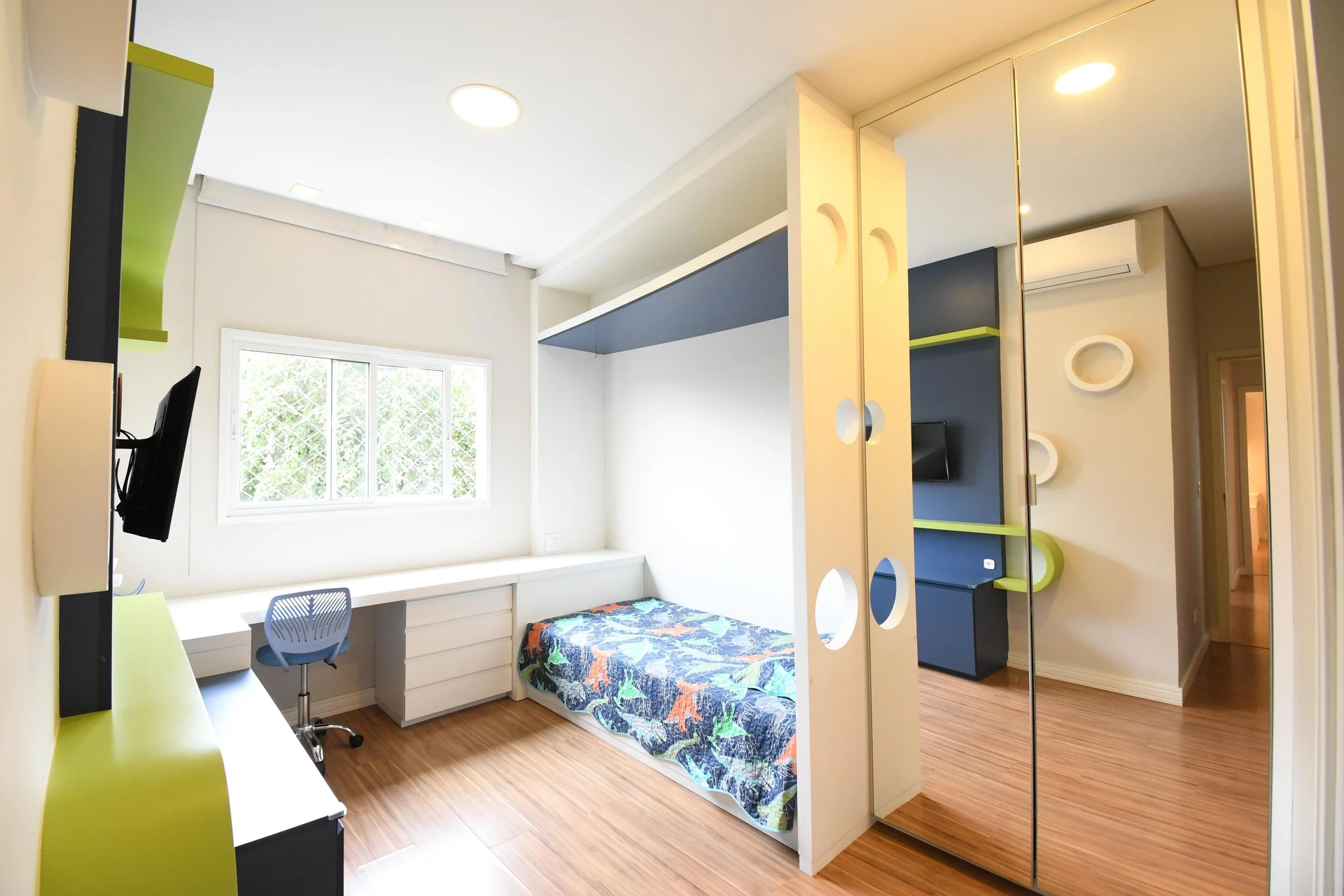 4-bedroom apartment with a dishwasher in Curitiba — photo 16