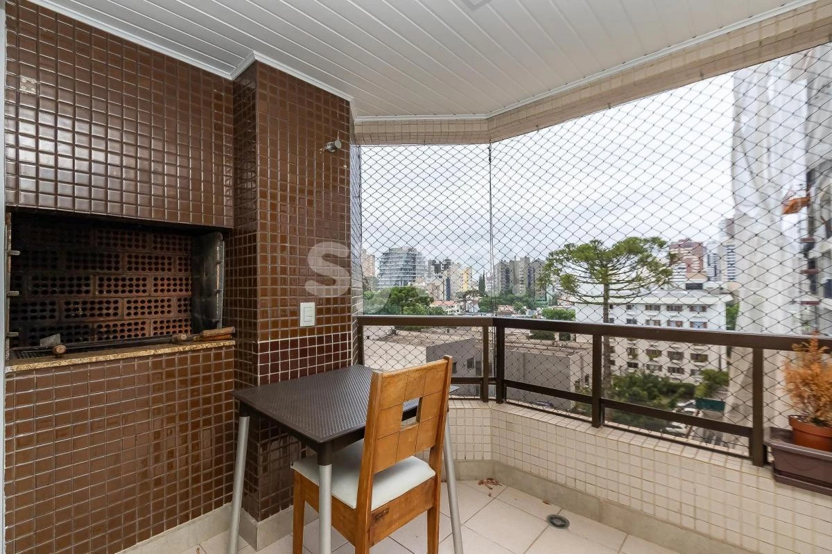 Glass-enclosed balcony in a 3-bedroom apartment, 98 m² — photo 19
