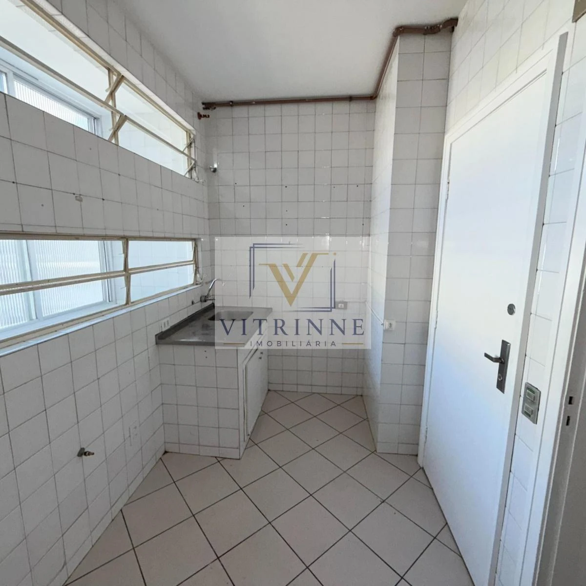 3-bedroom apartment with wood or laminate floors in Curitiba — photo 16