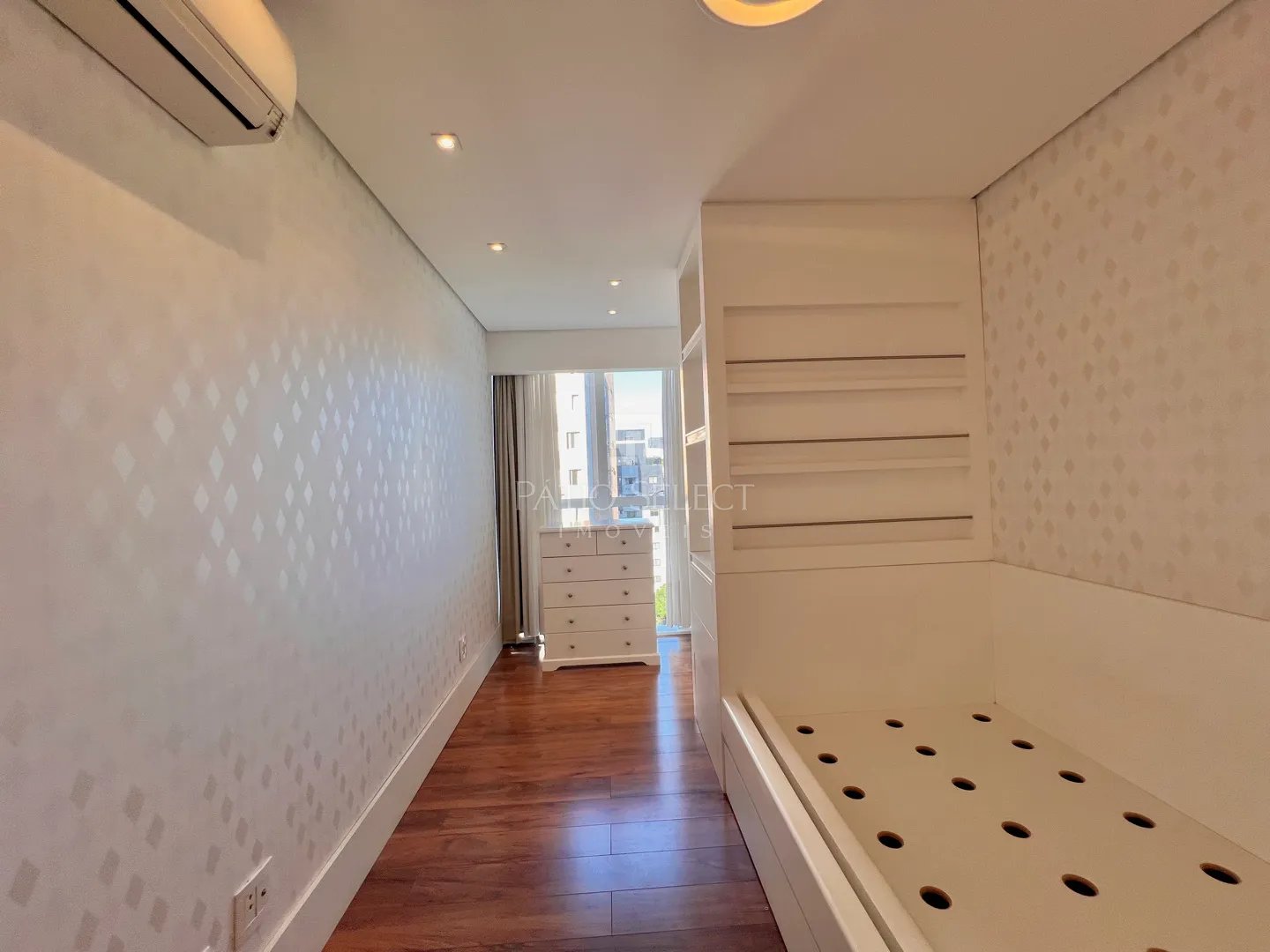 Гардеробная и 3 спальни: квартира 180 м² — photo 68