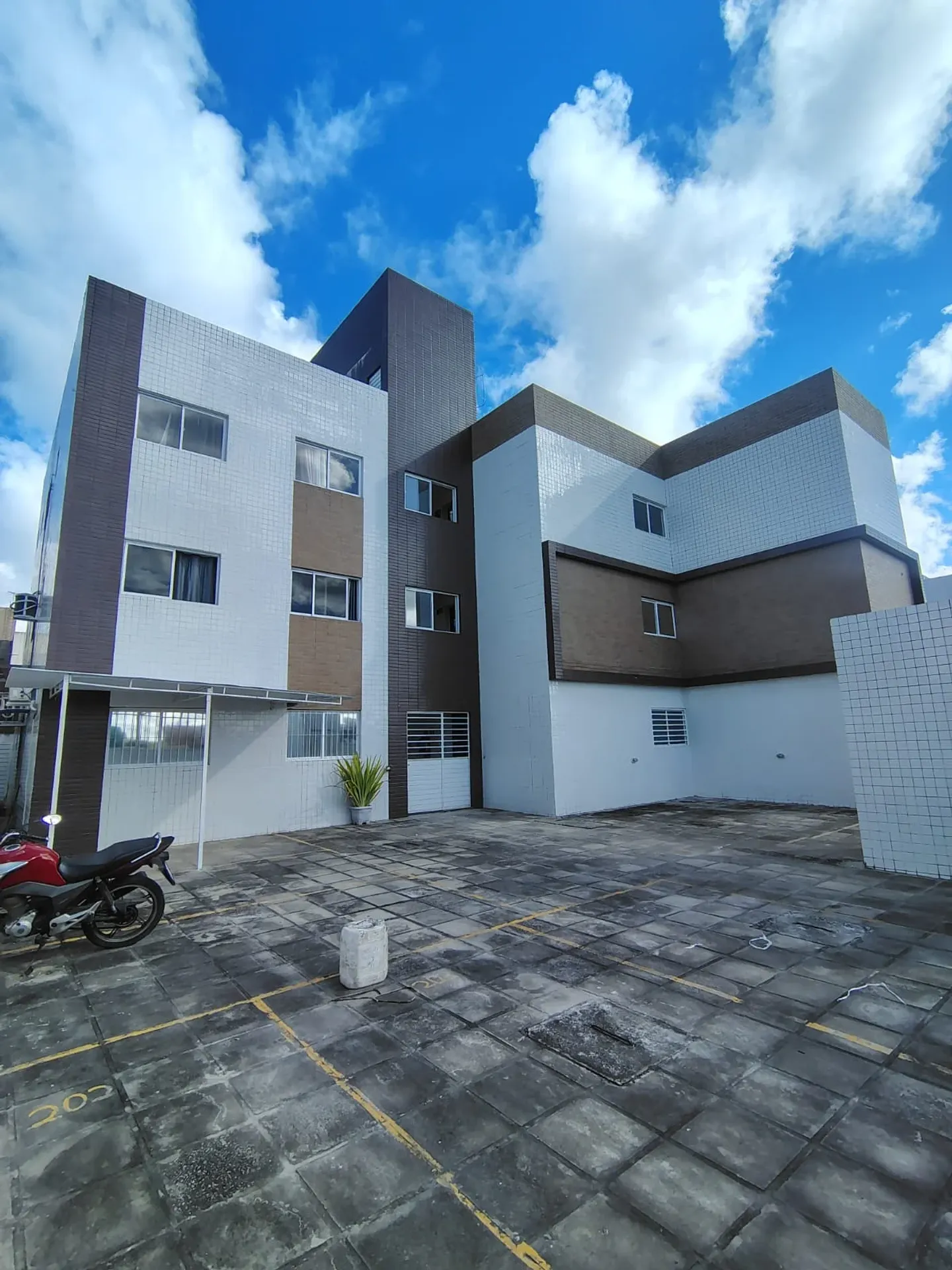Apartamento térreo com 2 dormitórios e 2 banheiros