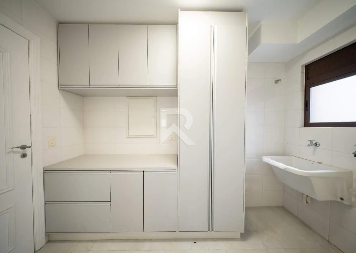 119 m² apartment with a grill on the balcony and a bathtub — photo 15