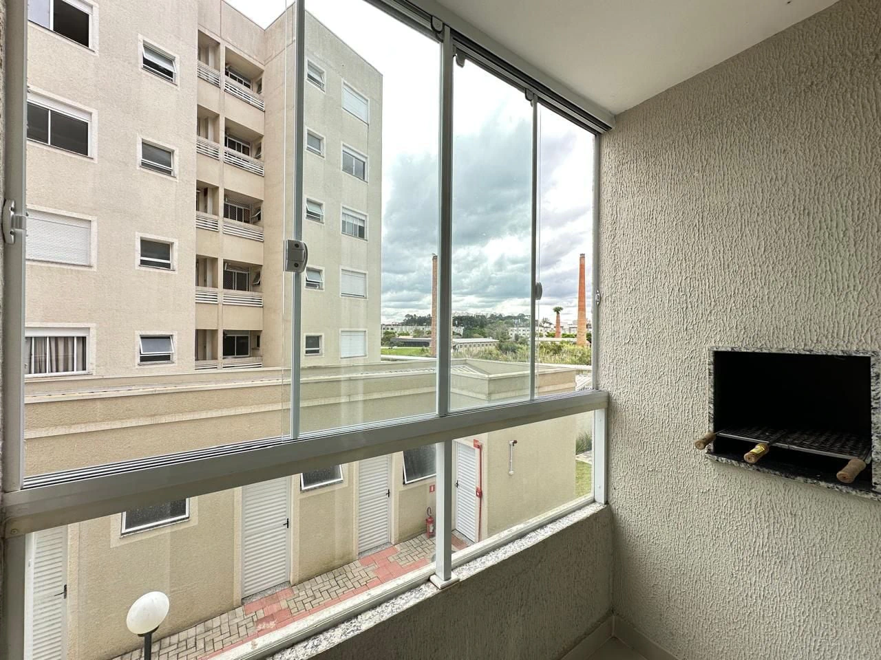 Apartamento de 2 dormitórios com varanda envidraçada — photo 2