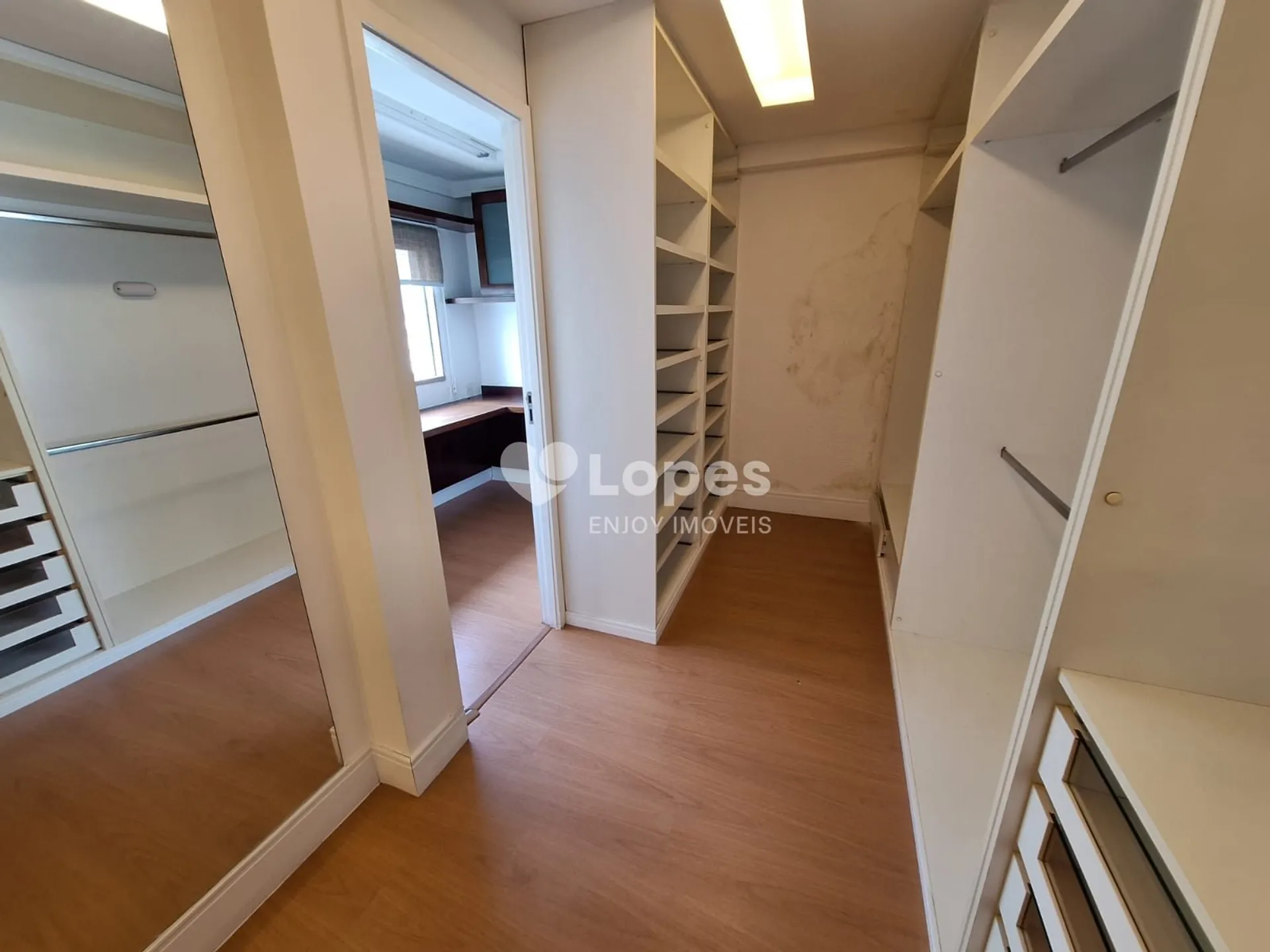 5-bedroom apartment in a building with a gym — photo 16