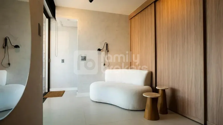 2-bedroom apartment with a glass-enclosed balcony — photo 18
