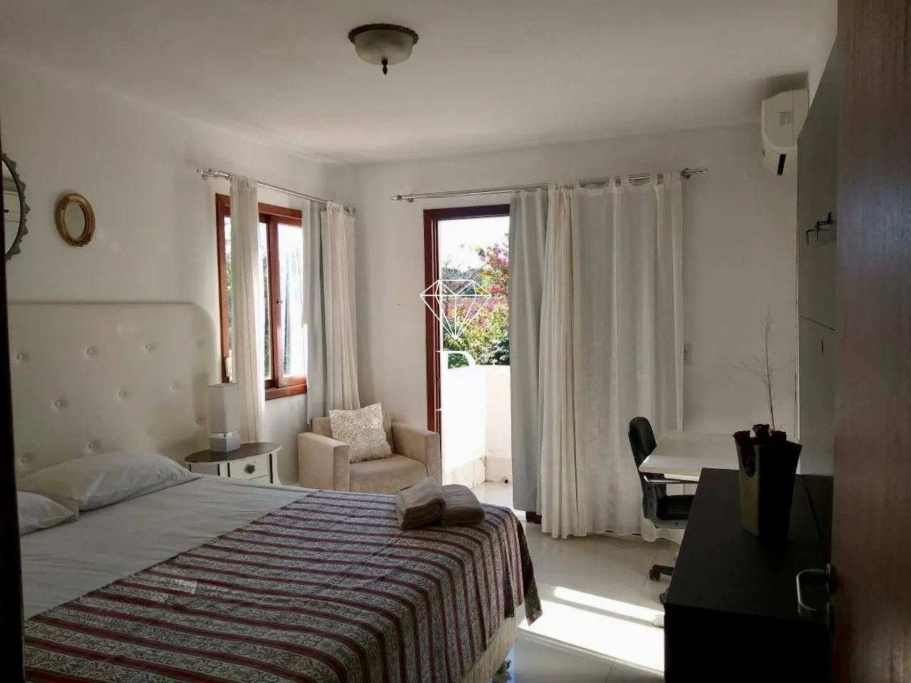 Casa de 6 dormitorios con balcón y parrilla — photo 17