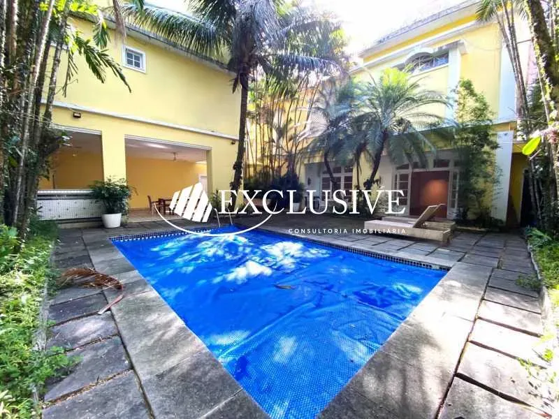 Bathtub in a 5-bedroom house, 881 m² — photo 10