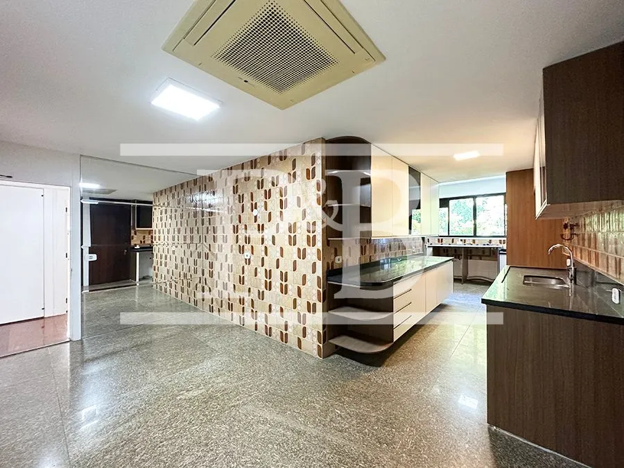 4-bedroom apartment with balcony and 319 m² — photo 30