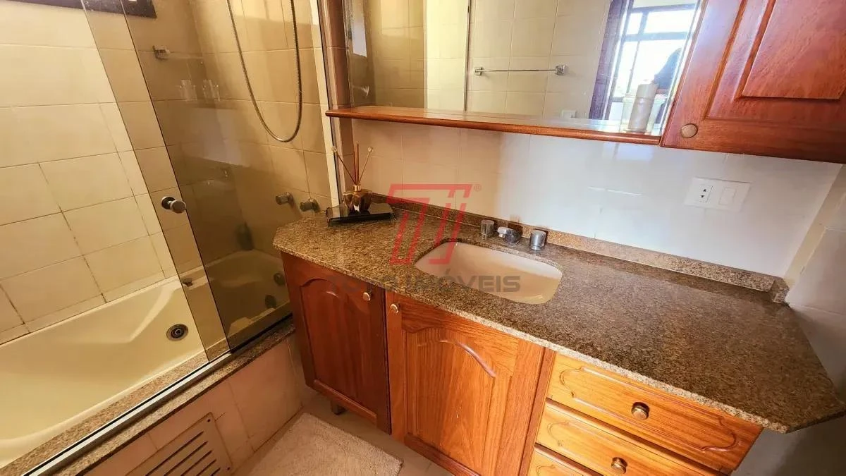 3-bedroom apartment with a bathtub in Curitiba — photo 25