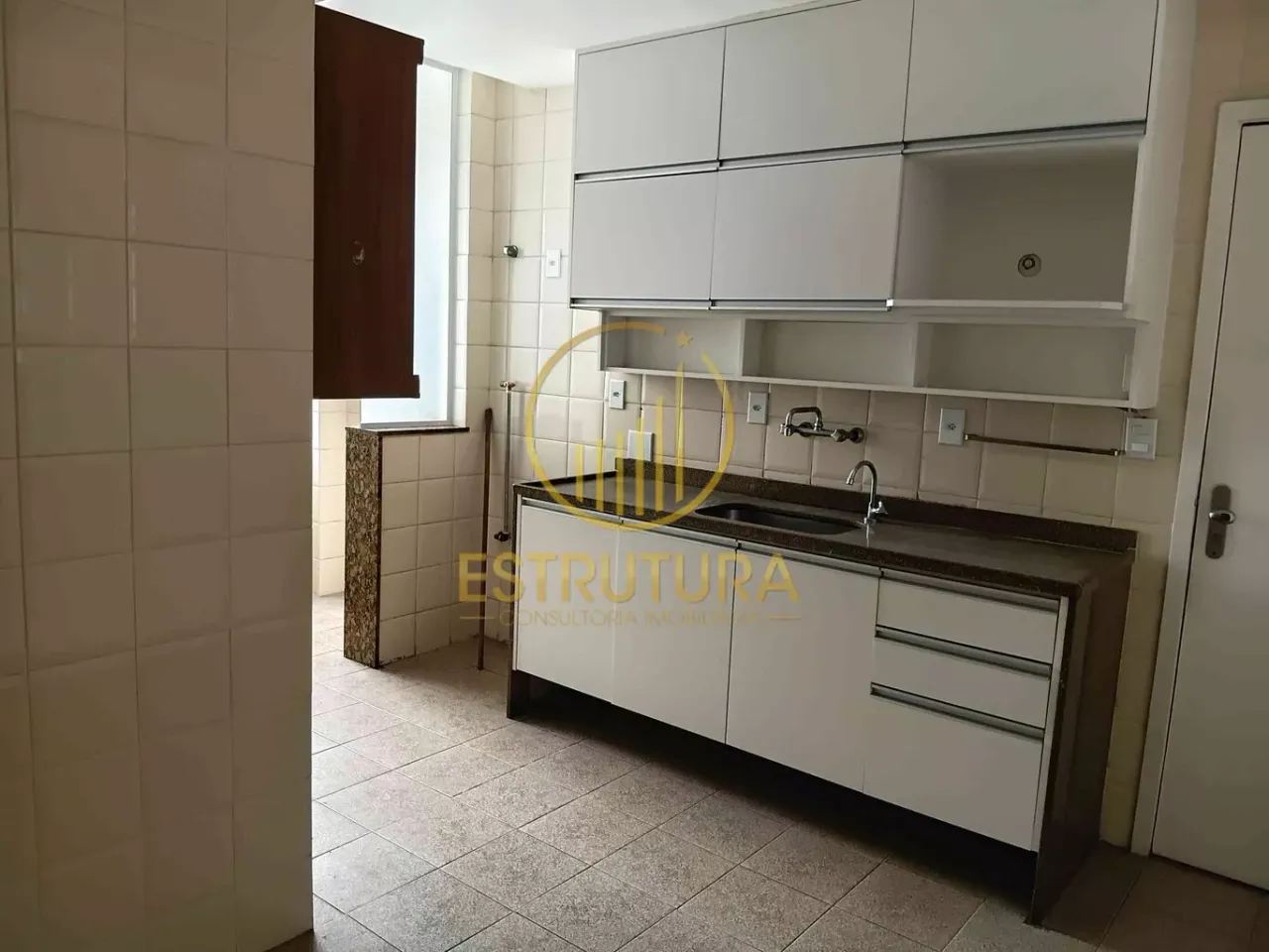 4-bedroom apartment with 3 bathrooms and a balcony — photo 10