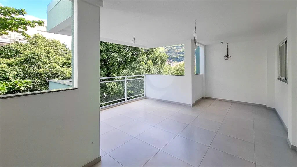 Glass-enclosed balcony in a one-bedroom apartment, 68 m² — photo 16