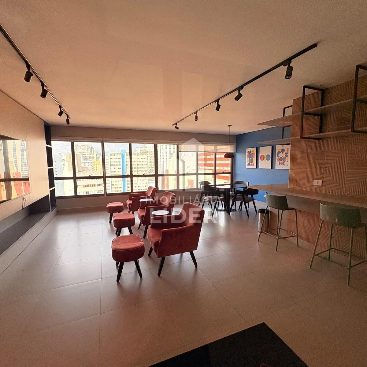 One-bedroom apartment in a building with a coworking space — photo 28