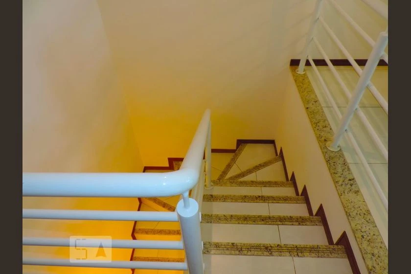 Apartamento con balcón acristalado y cocina abierta — photo 12
