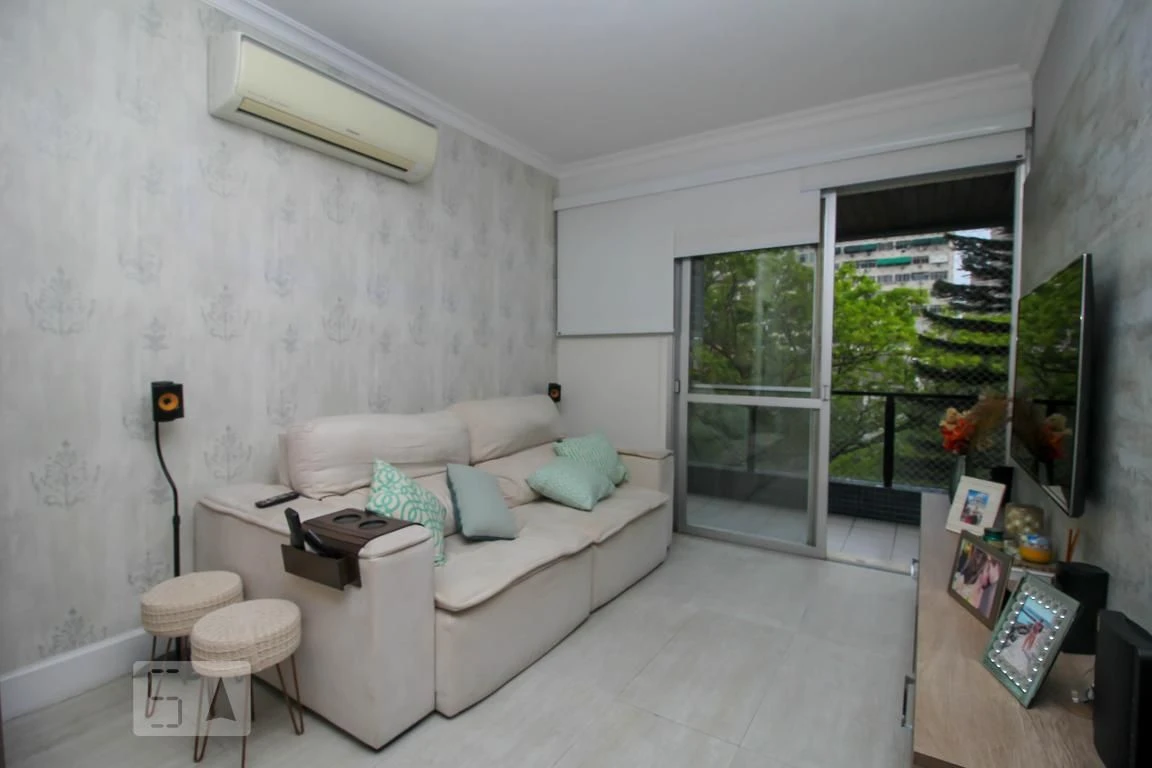 3-bedroom apartment with a glass-enclosed balcony — photo 5