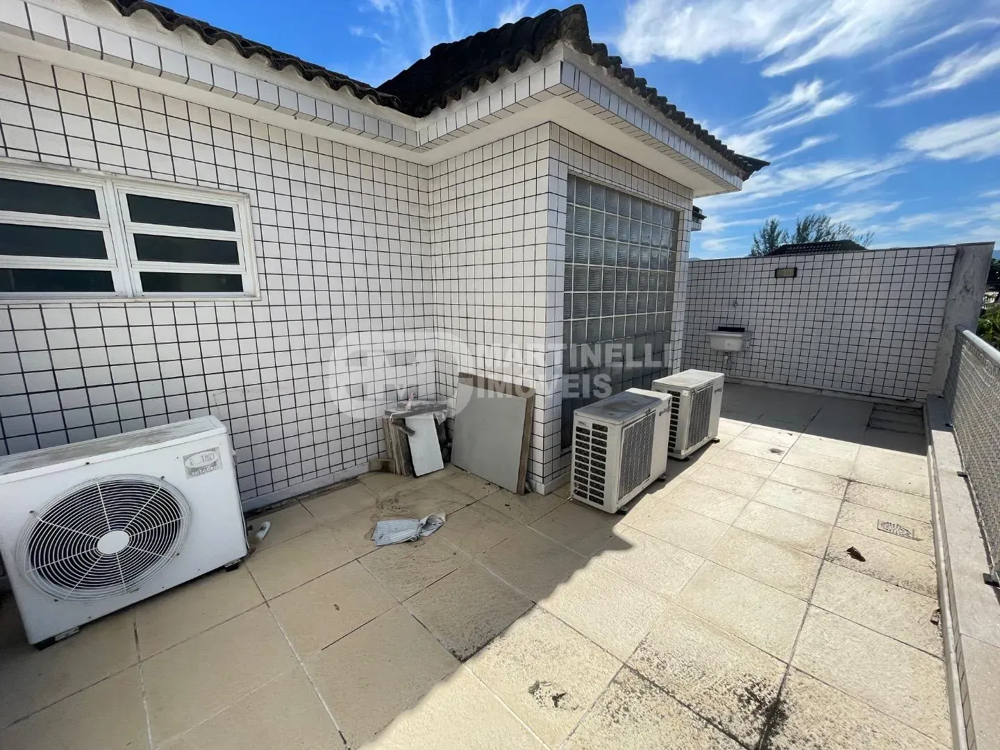 House with 4 bedrooms and 5 bathrooms and a separate kitchen — photo 32