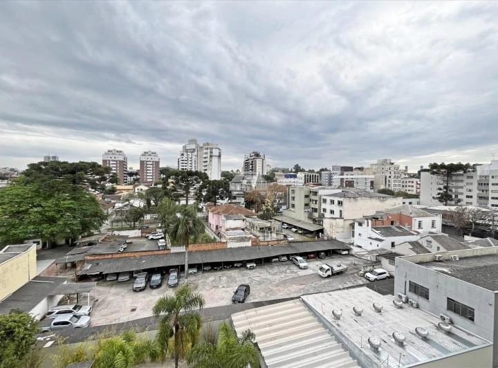 Apartamento de 3 quartos com piso de madeira na sala — photo 6