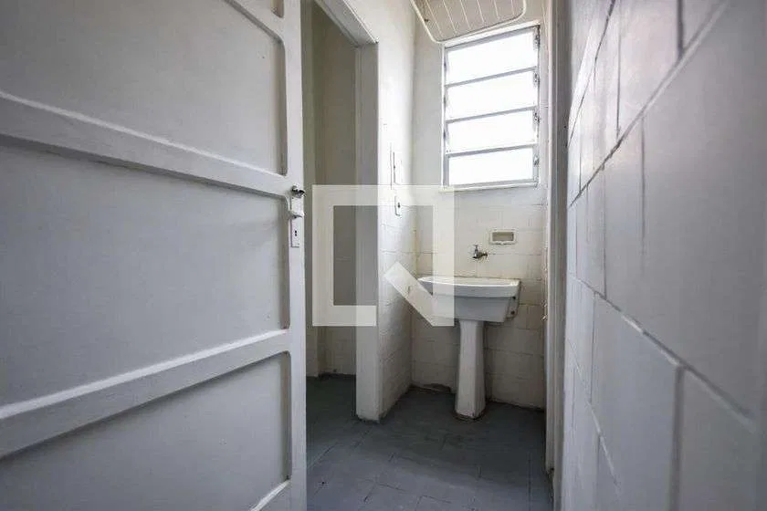 Wood or laminate floors in a one-bedroom apartment, 42 m² — photo 22